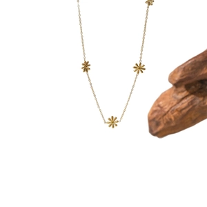 Collana con ciondolo a margherita in titanio dorato stile giapponese da donna