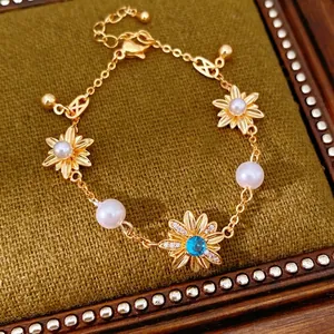 Bracciale Vintage in Rame Placcato Oro con Zirconia e Fiori in Perle Artificiali per Donna Gioielli Eleganti
