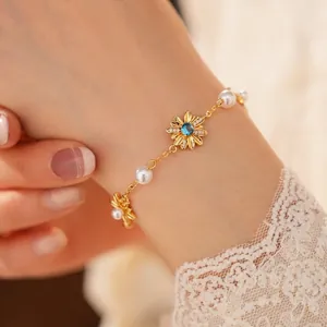 Elegante bracciale a fiori placcato oro vintage con perle e accenti di zirconi blu per donna