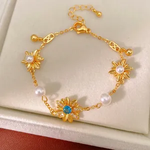 Elegante bracciale vintage placcato oro con ciondoli a girasole, perle bianche e zircone blu