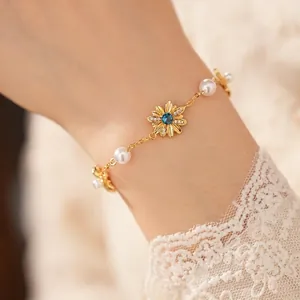 Elegante bracciale vintage di perle placcato oro con ciondolo a fiore in zircone blu