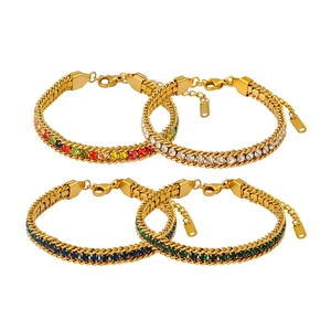 Vue détaillée de quatre bracelets en strass colorés en acier inoxydable doré poli