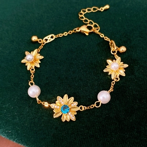 Vista dettagliata del bracciale vintage placcato oro con perle e fiori in zircone