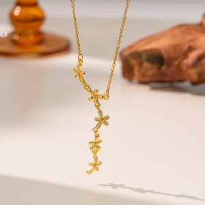Collier élégant à pampilles de fleurs dorées avec pétales en zircon sur chaîne fine