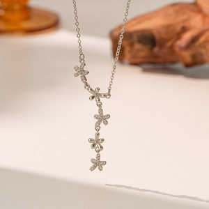 Collier élégant avec pendentif fleurs en cuivre, design à franges et oxydes de zirconium