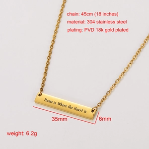 Detalle de collar de acero inoxidable chapado en oro de 18k con colgante grabado Home is Where.