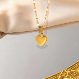 Élégant collier avec pendentif cœur doré mat sur une chaîne à maillons plats design