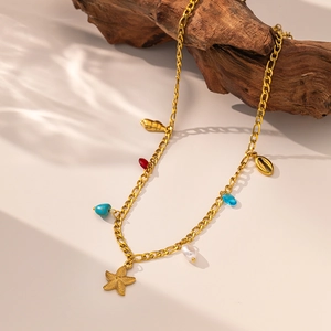 Collier style marin avec étoile de mer dorée et pendentifs de coquillages colorés