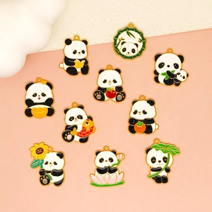 Collectie gedetailleerde emaille panda-bedels met kleurrijke bloemen- en fruitmotieven voor DIY
