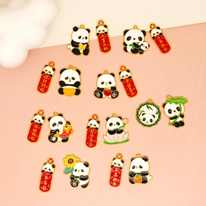 Detailweergave van schattige panda-bedels met Chinese nieuwjaarsgeluksrollen in goud