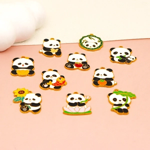 Detailopname van verschillende schattige panda-emaille bedeltjes voor sieraden
