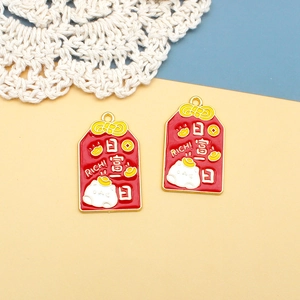 Detailansicht der glücklichen Omamori-Anhänger mit reichem Katzen-Design für DIY-Schmuck.