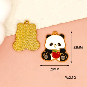 Detailopname van een panda-hanger van legering met afmetingen en gewicht.