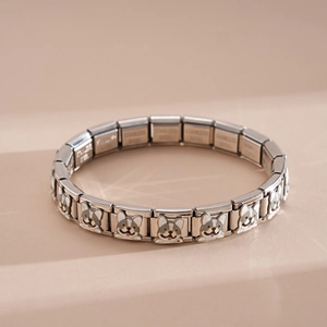 Dettaglio ravvicinato di un bracciale a maglie italiane in acciaio con bulldog francesi