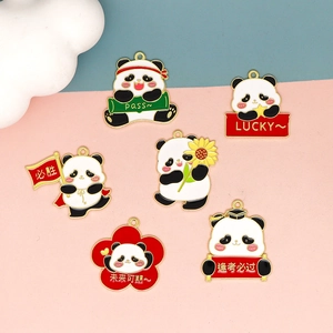 Detailansicht der Panda-Emaille-Anhänger für DIY-Schmuck zur Abschlussfeier