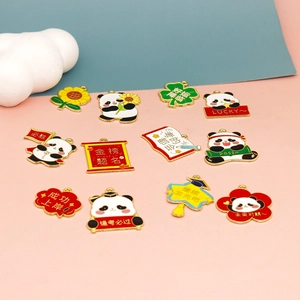 Detailansicht von Panda-Emaille-Anhängern aus Legierung für DIY-Schmuckherstellung