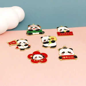 Nahaufnahme verschiedener Panda-Emaille-Anhänger mit diversen chinesischen Botschaften