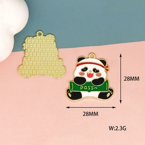Detailansicht des Panda-Emaille-Anhängers mit 28 mm Maßen und goldener Rückseite