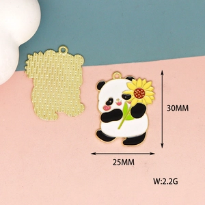 Makroansicht des Panda-Emaille-Anhängers mit Sonnenblumen-Detail, Größe 30x25 mm