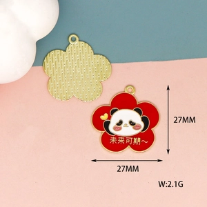Detailansicht eines roten Panda-Emaille-Anhängers mit 27 mm Größe und 2,1 g Gewicht
