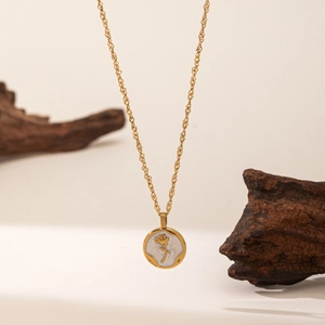 Collier Pendentif Médaillon Relief Rose Vintage Acier Inoxydable Plaqué Or Nacre Blanche Chaîne Clavicule Pour Femme