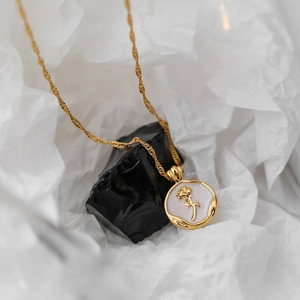 Collier rose dorée vintage avec pendentif en nacre et chaîne à vagues pour femmes