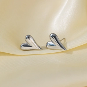 Boucles d'oreilles cœur 3D en acier titane avec une finition miroir argentée polie