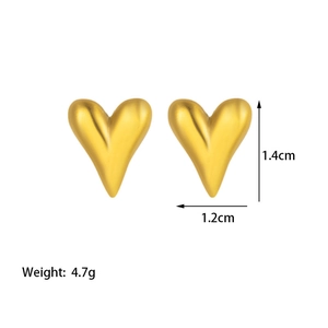 Boucles d'oreilles cœur dorées mates en acier titane avec dimensions et poids de 4,7 g