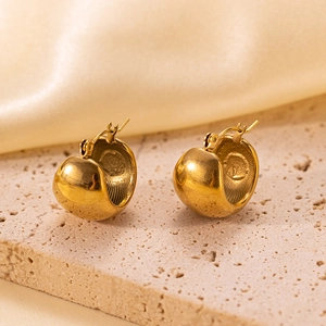 Boucles d'oreilles créoles C dorées polies avec texture radiale interne et style épuré