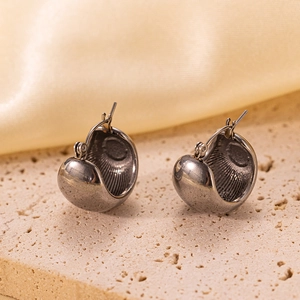 Boucles d'oreilles vintage argentées à texture intérieure sur socle pierre