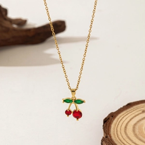 Collier cerise raffiné en acier inoxydable doré avec zircons rouges et feuilles vertes