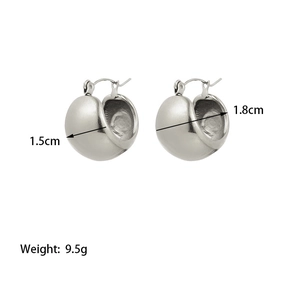 Détail de boucles d'oreilles créoles argentées de 1,8cm de diamètre et 1,5cm de largeur