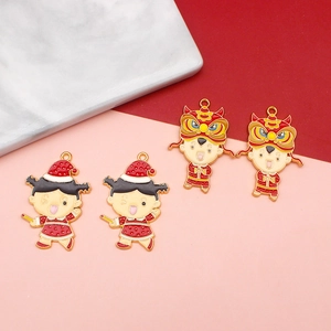 Nahaufnahme von niedlichen Cartoon-Puppenanhängern in festlichem Rot und Gold