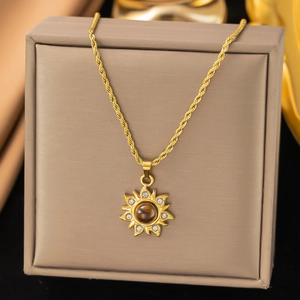 Collier pendentif soleil œil de tigre plaqué or 18k avec diamants sur boîte en cuir
