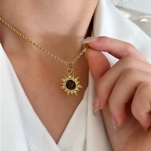 Collier pendentif soleil vintage français en acier titane plaqué or 18 carats