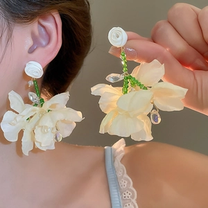 Eleganti orecchini pendenti con fiori in tessuto bianco e perline verdi per l'estate