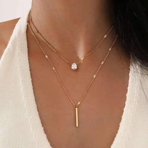 Collana doppia in oro con cristallo a goccia d'acqua e ciondolo a barra verticale