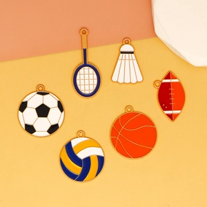 Collection détaillée de breloques sportives : football, basket-ball et badminton