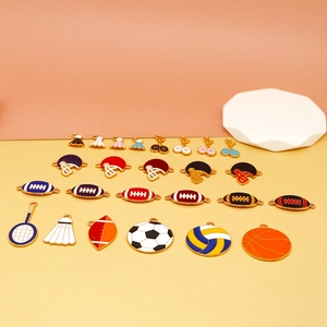 Gros plan de divers breloques de sport en émail pour bijoux DIY et porte-clés originaux