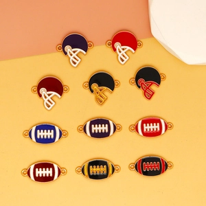Détail de breloques en émail coloré football américain et casque