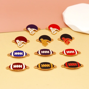 Gros plan de breloques en émail football et casque pour la création de bijoux DIY