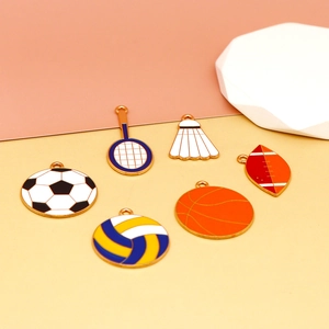 Vue rapprochée de breloques en émail de ballons de sport colorés assortis