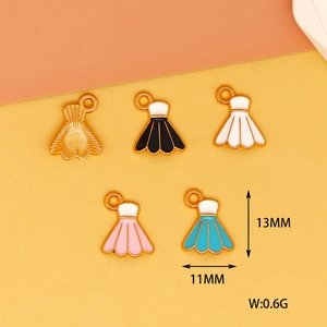 Vue détaillée des dimensions des breloques volant en émail coloré pour bijoux personnalisés.