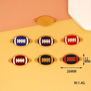 Vue détaillée des breloques de football américain en alliage avec dimensions 26x12 mm