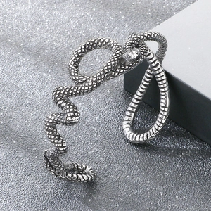 Primer plano de la textura de escamas de serpiente en el brazalete de acero titanio