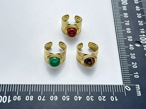 Detailmessung breiter, 18K vergoldeter Ringe mit Naturstein-Inlays auf dem Lineal