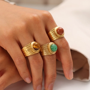 Detailansicht von drei 18K vergoldeten Ringen mit Tigerauge und grünen Natursteinen
