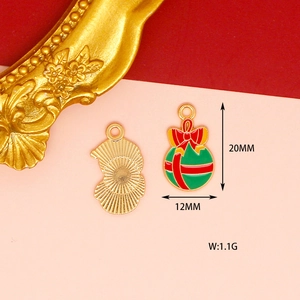 Primer plano de un colgante navideño de esmalte con medidas de 20x12mm y peso 1,1g