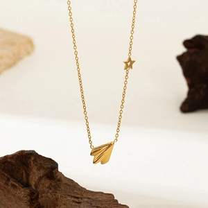 Parure collier femme élégante avec étoile dorée et pendentif avion en papier minimaliste