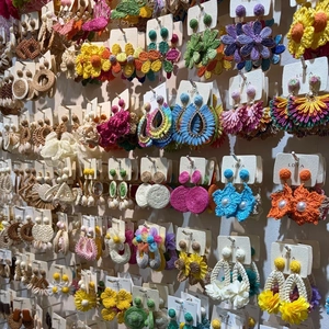 Colorful bohemian raffia earrings with pearl and floral details for summer